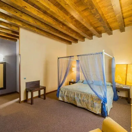 Palacio San Facundo 2* Σεγκόβια